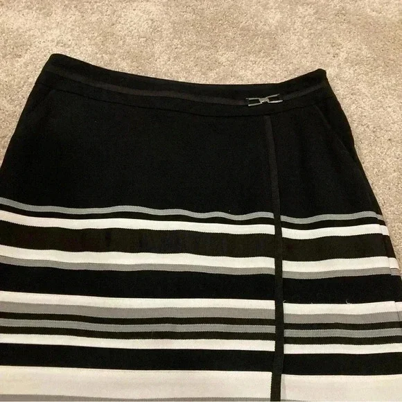 White House Black Market Mini Skirt Sz. 0 Black White Striped - Picture 7 of 7